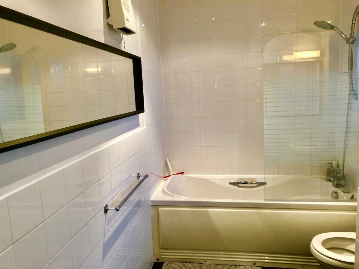 2 Bedrooms Modern Apartment, Lounge, Full Kitchen, Balcony, 5 Minutes Stratford Station Londra Exterior foto