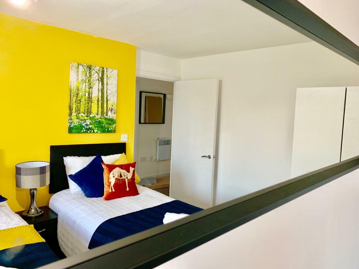 2 Bedrooms Modern Apartment, Lounge, Full Kitchen, Balcony, 5 Minutes Stratford Station Londra Exterior foto