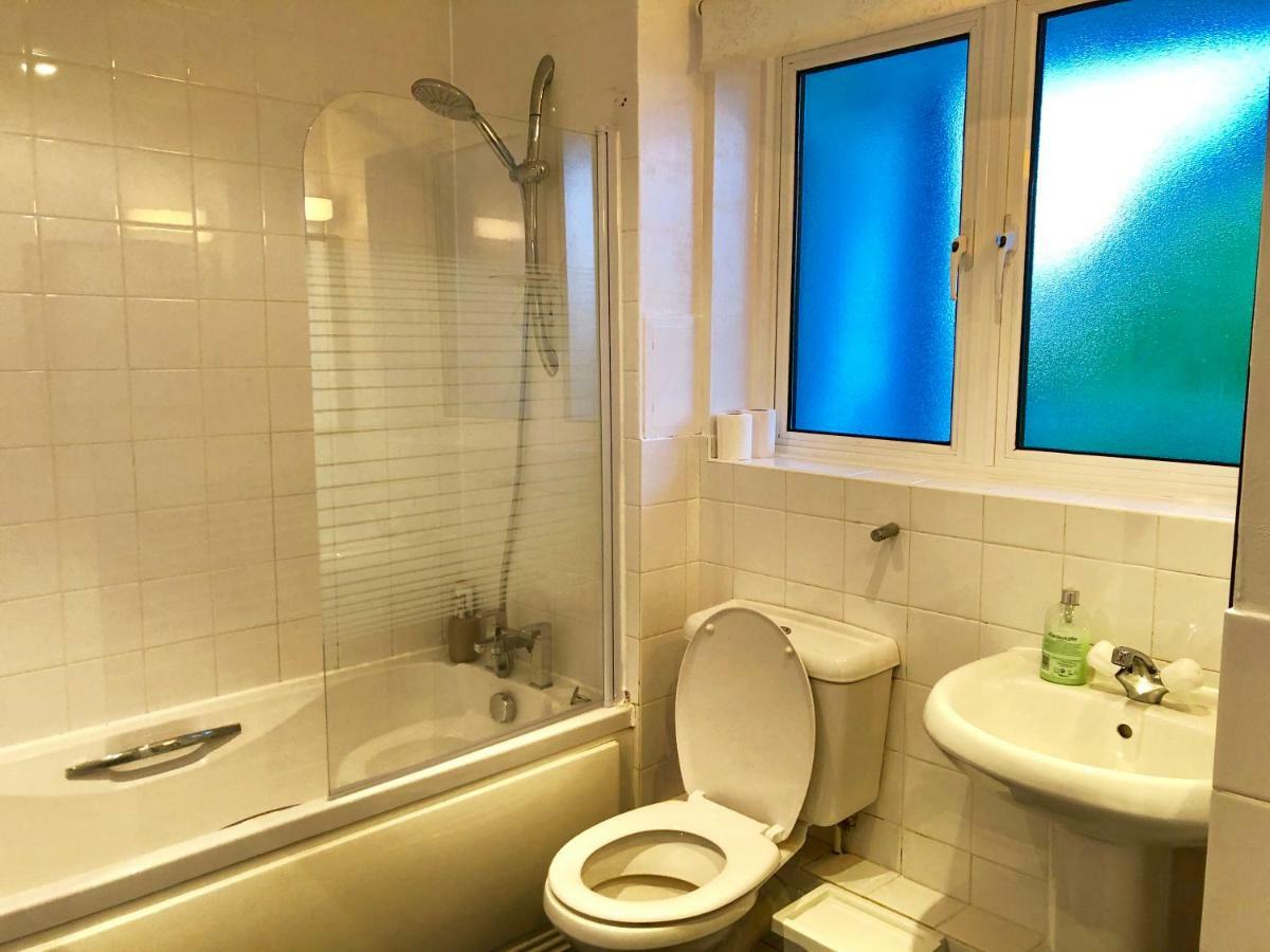 2 Bedrooms Modern Apartment, Lounge, Full Kitchen, Balcony, 5 Minutes Stratford Station Londra Exterior foto