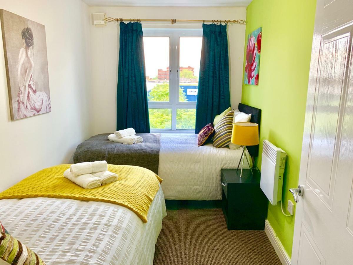 2 Bedrooms Modern Apartment, Lounge, Full Kitchen, Balcony, 5 Minutes Stratford Station Londra Exterior foto