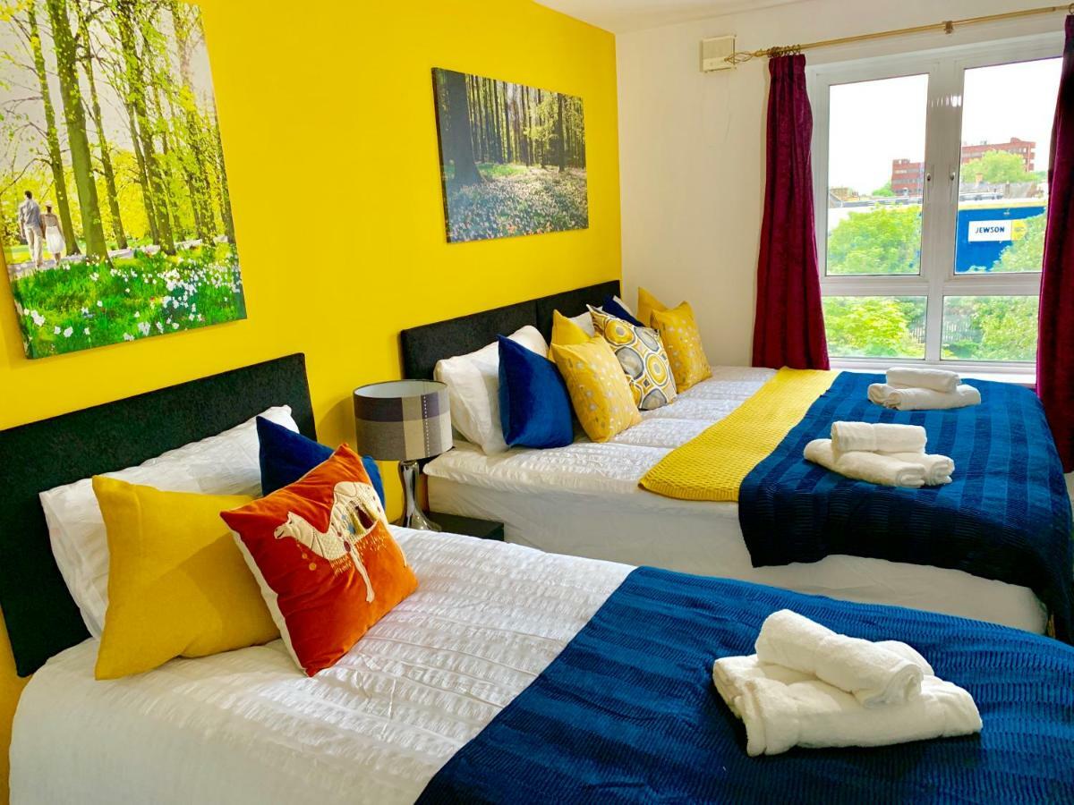2 Bedrooms Modern Apartment, Lounge, Full Kitchen, Balcony, 5 Minutes Stratford Station Londra Exterior foto